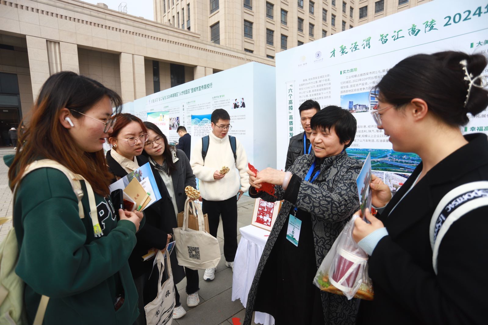 PG电子官方网站“真金白银”引才来 西安高陵走进西安交通大学开展人才推介活动(图1)