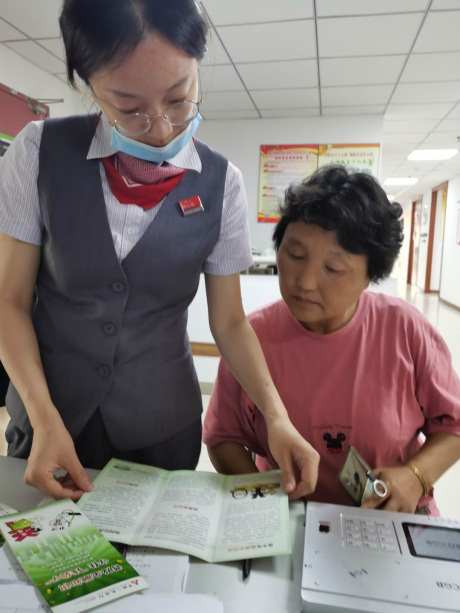 PG电子官方网站“普及金融知识守住钱袋子”——广发银行张家港支行开展金融知识宣传(图2)